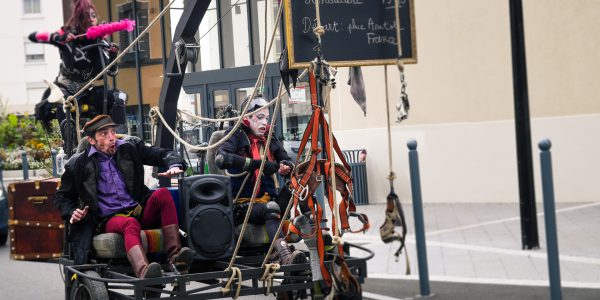 Castelet Ambulant: Théâtre de rue en déambulation et fixe, interactif.